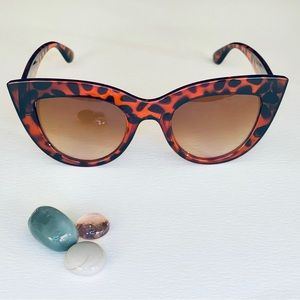 Spotted Thick Cateye Sunglasses